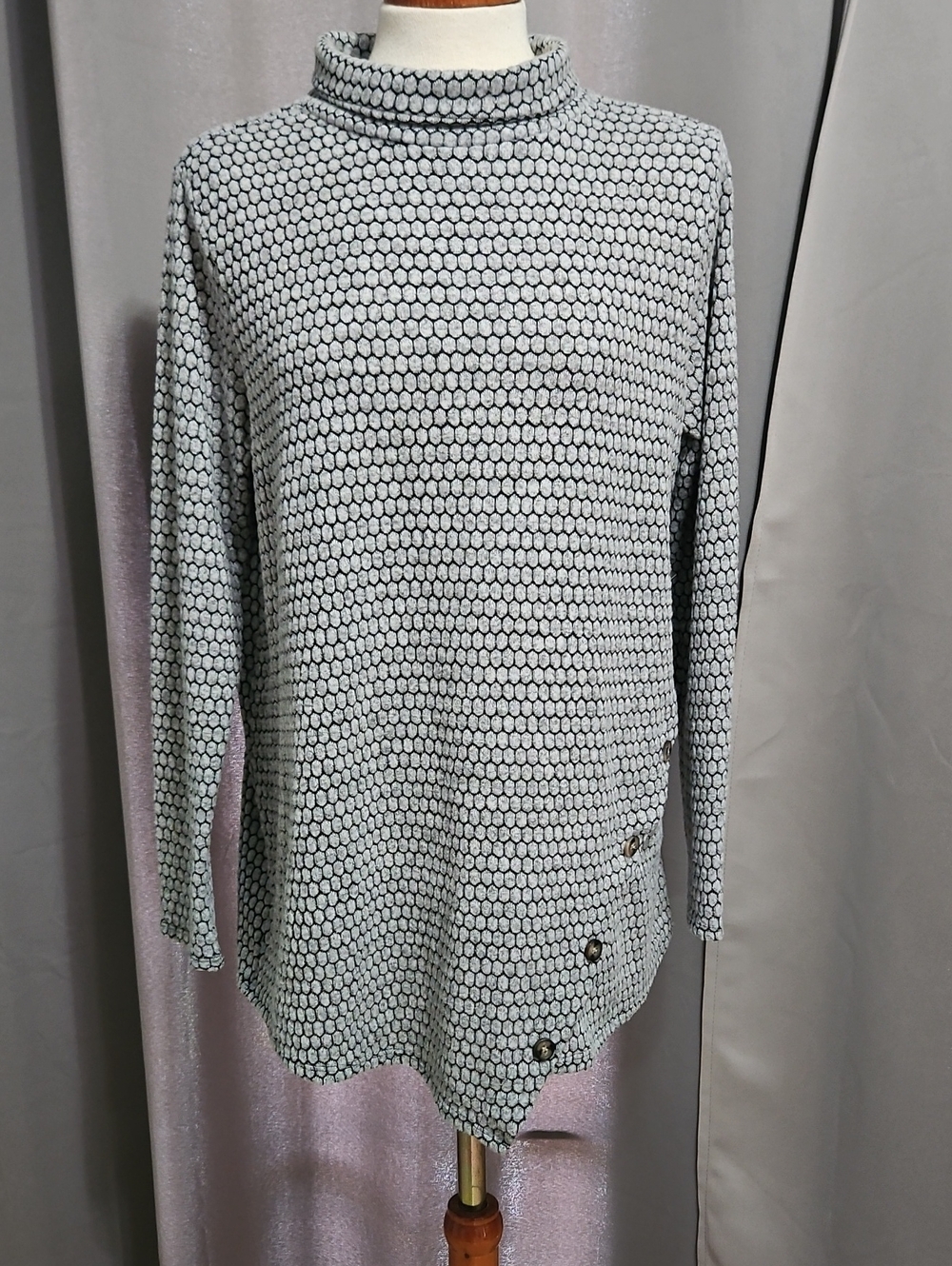 New York Laundry Gray Sweater with Black Honeycomb Texture
